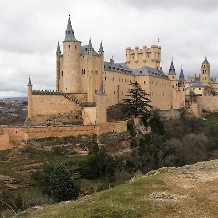 La Cerca Entre Hoces-10-20pax-amplios Espacios Comunes